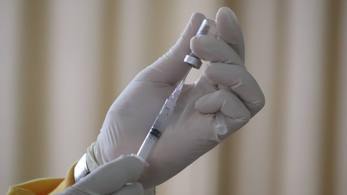 Medyk pobierający szczepionkę z fiolki