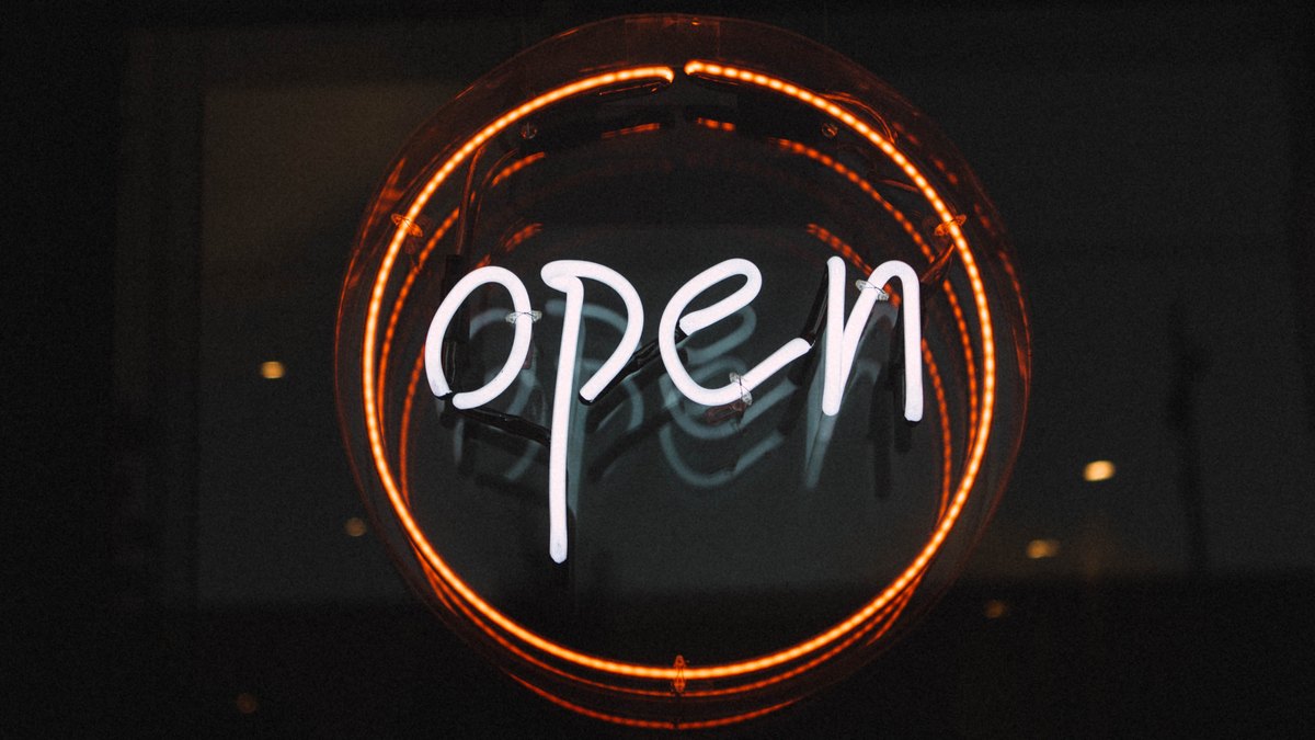 Neon z napisem "Open"