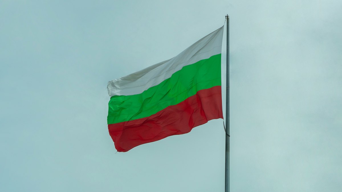 Flaga Bułgarii na maszcie